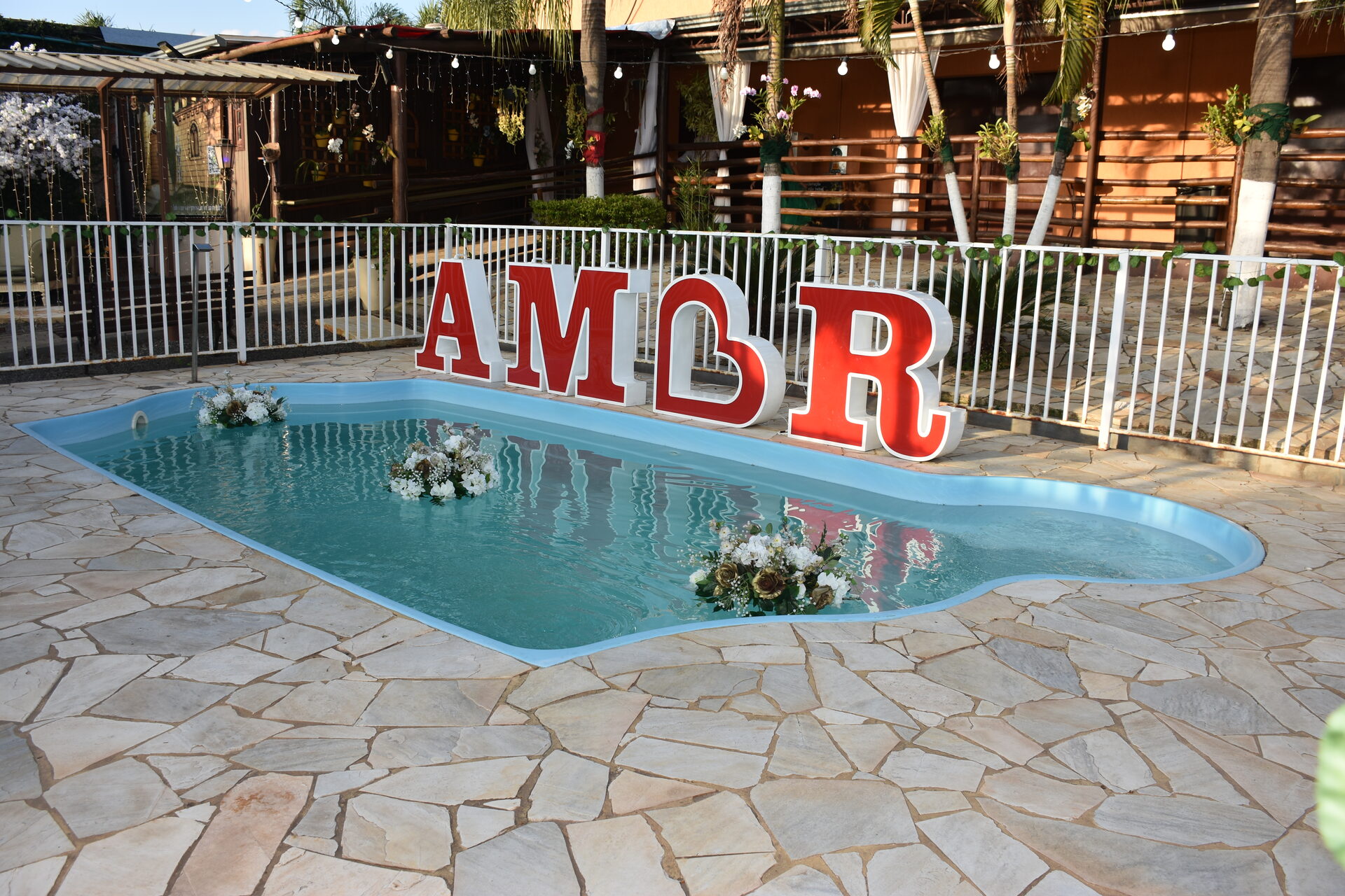 Área da Piscina com Decoração